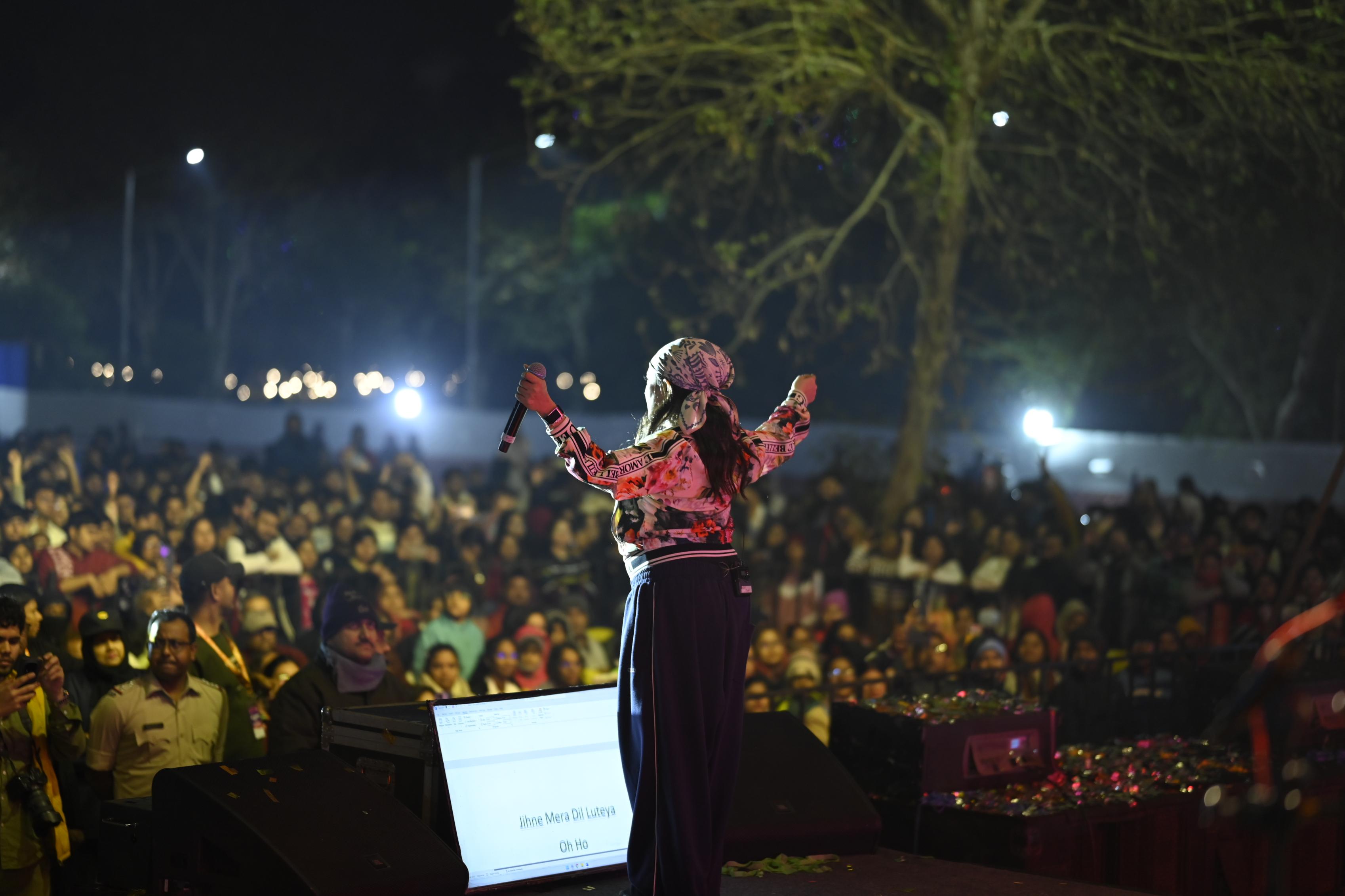 Monali Thakur performance